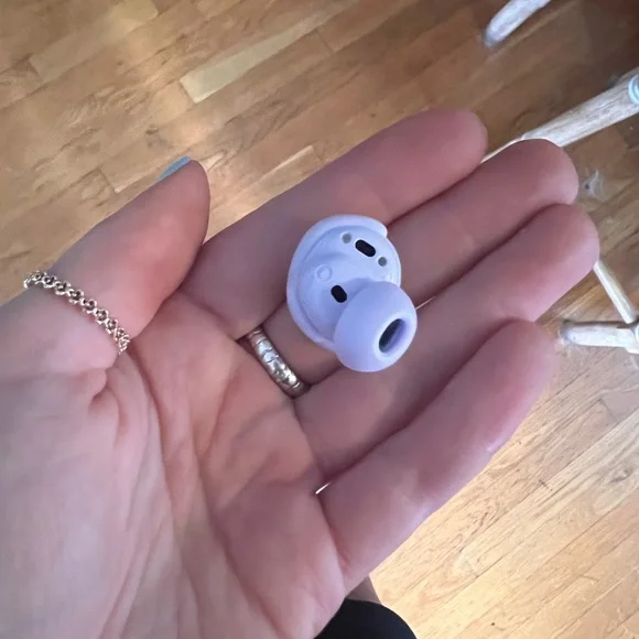 Bose QuietComfort Lavender Earbuds - Picture 2 of 7